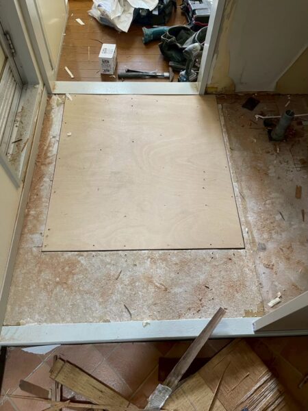 床にたわみが見られたため、ボード張替え中の写真