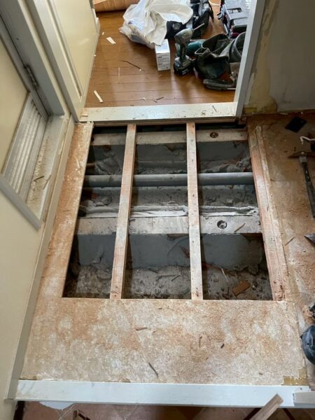 たわんでいた床を張替え中の写真