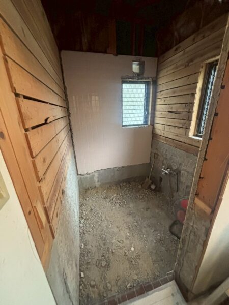 四條畷市の浴室リフォーム解体後の様子。既存のタイル風呂と浴槽を撤去し、木下地や配管が見える状態になった浴室空間。