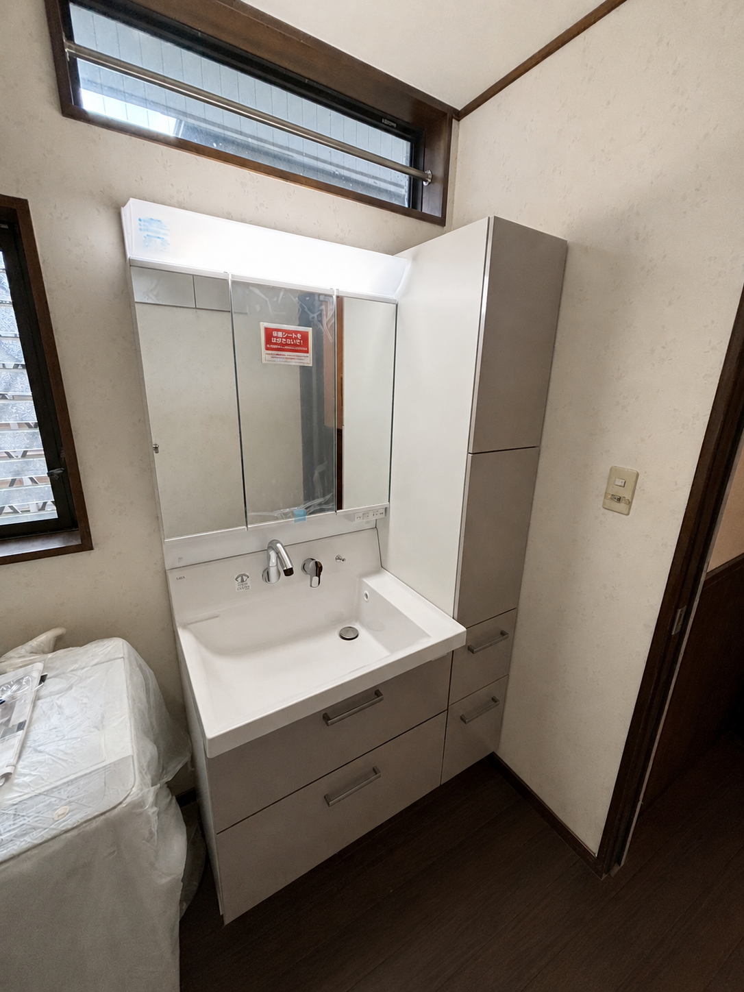 四條畷市の洗面化粧台リフォーム施工後。水漏れのあった洗面化粧台を新しい洗面化粧台へ交換。