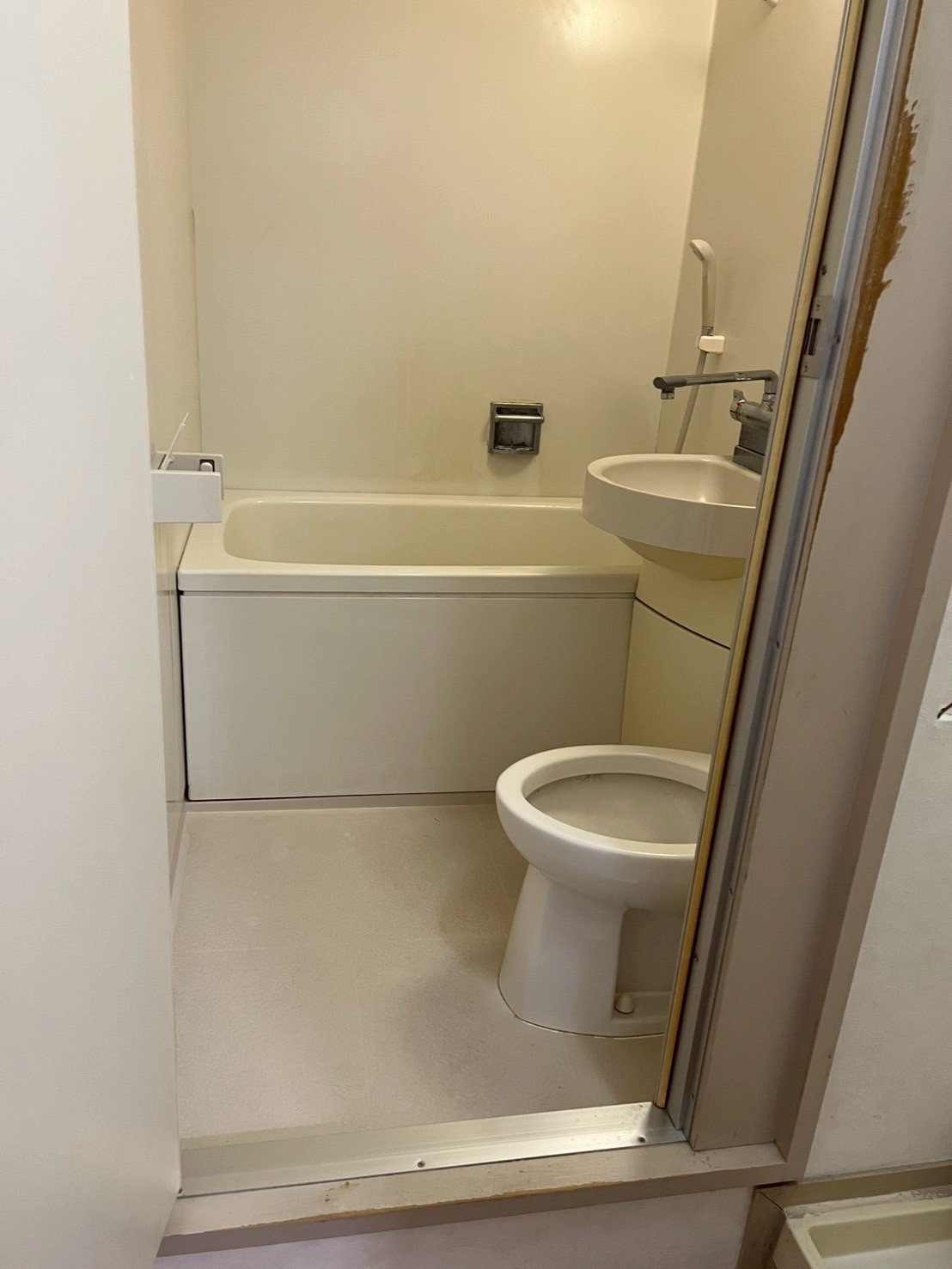 大阪市北区1DKマンションの施工前、トイレ・浴室・洗面が一体になった3点ユニットバスの様子