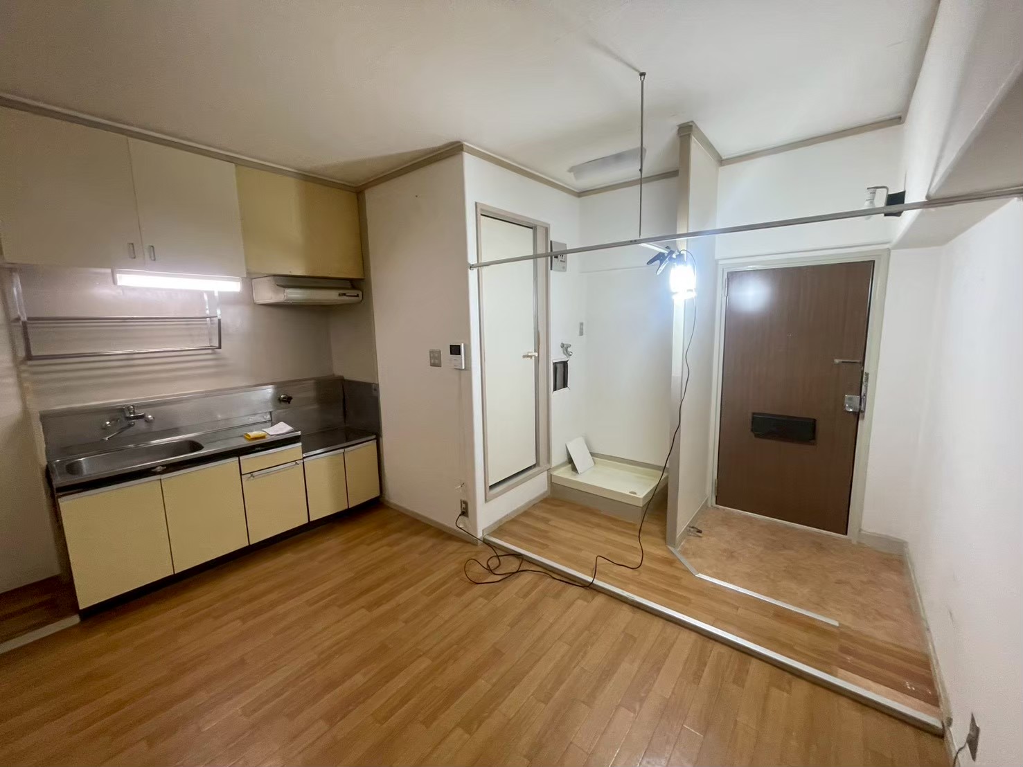 大阪市北区1DKマンションの施工前、キッチンとダイニングのBefore写真