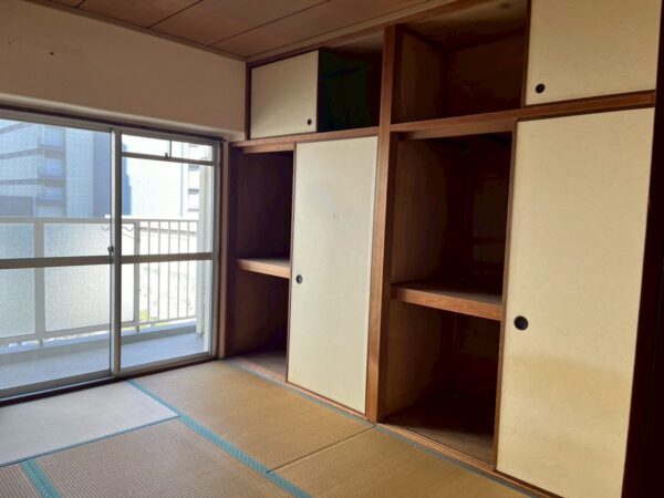 大阪市北区マンションリフォームの施工前、和室のBefore写真。畳と押し入れがある状態