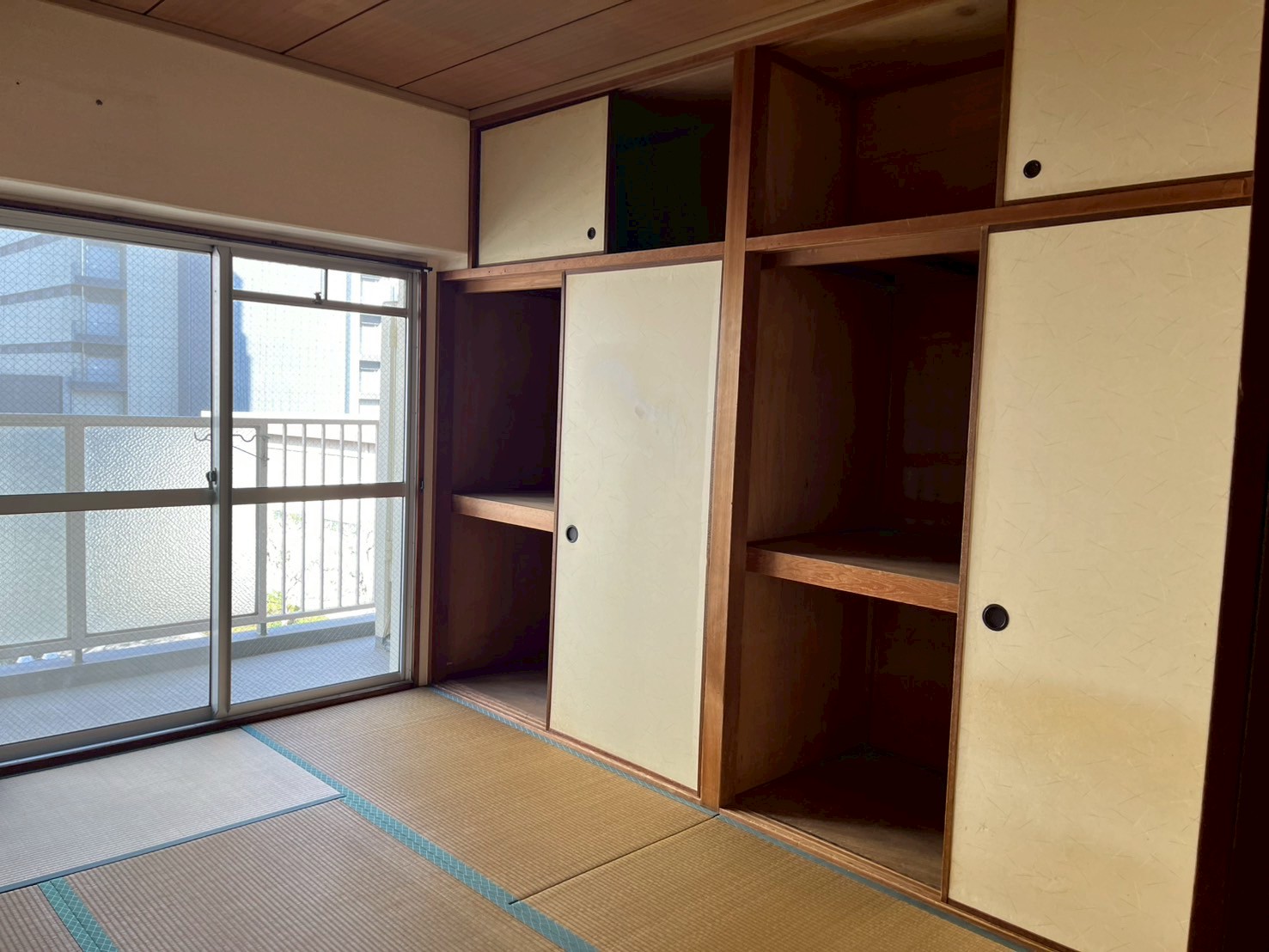 大阪市北区マンションリフォームの施工前、和室のBefore写真。畳と押し入れがある状態