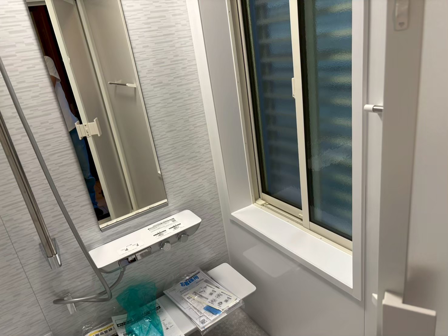 兵庫県宝塚市 浴室リフォーム 断熱窓交換の様子