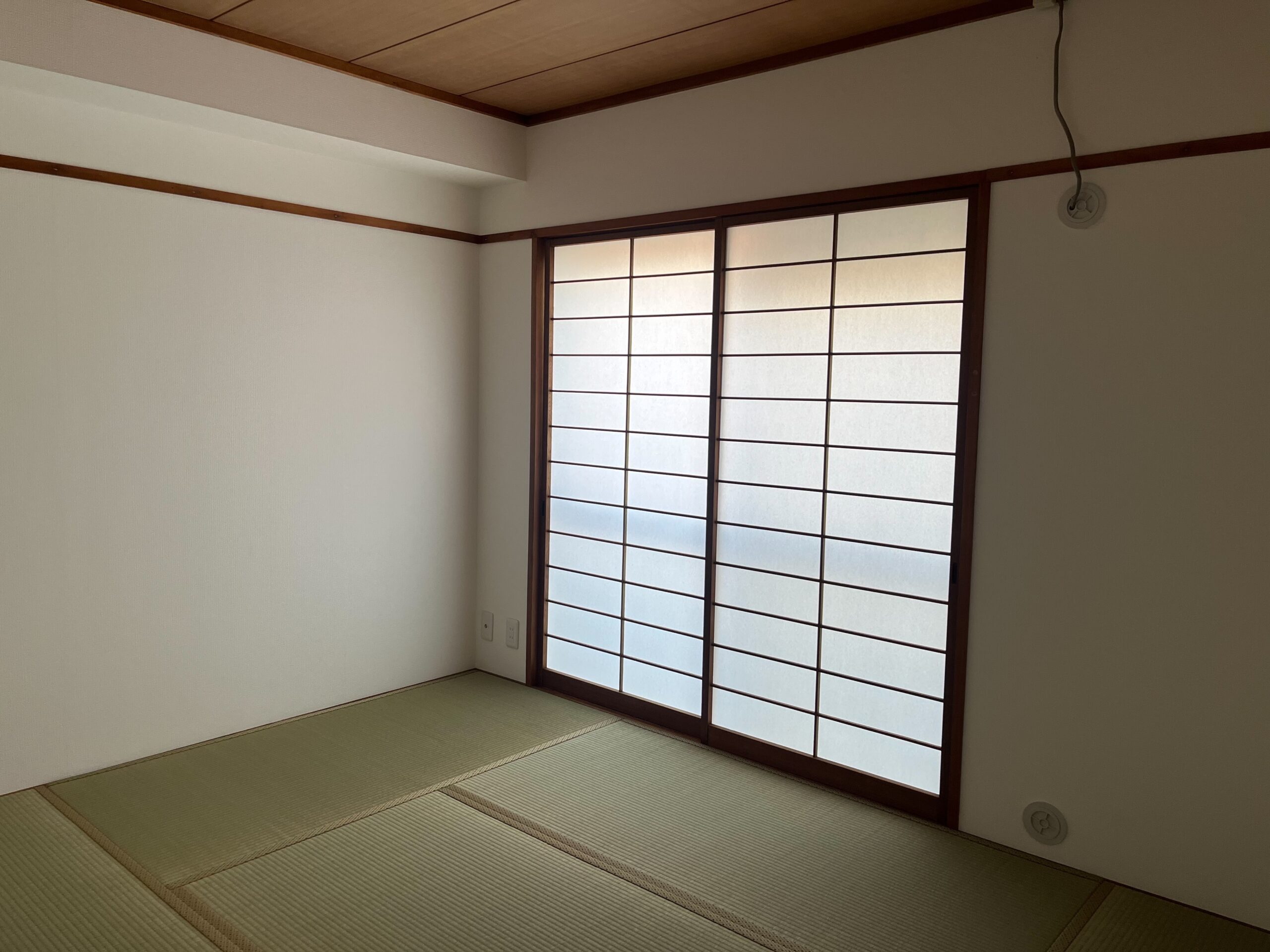 東園田マンション 和室リフォーム施工後。畳と障子、襖を整えた明るい和室。