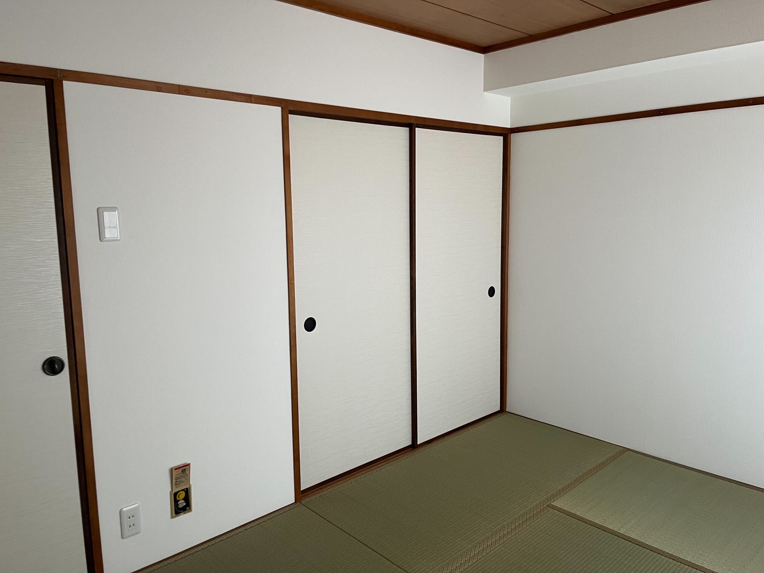 東園田マンション 和室リフォーム施工後。畳と障子、襖を整えた明るい和室。