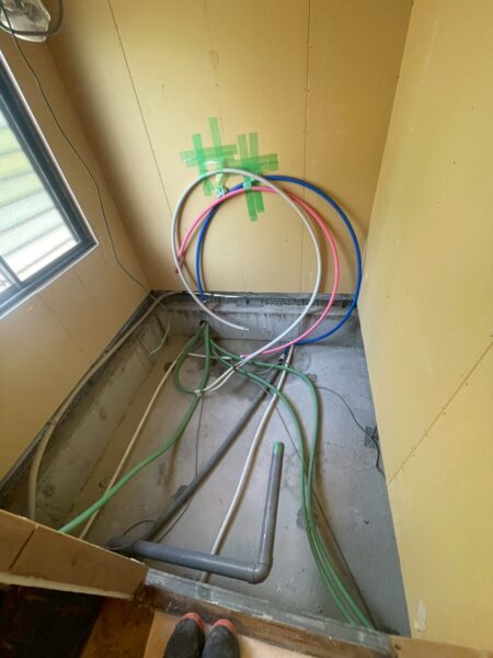 「兵庫県河辺郡の浴室リフォーム現場。既存ユニットバスを解体し、床・配管・壁下地が露出した状態の解体後の様子」